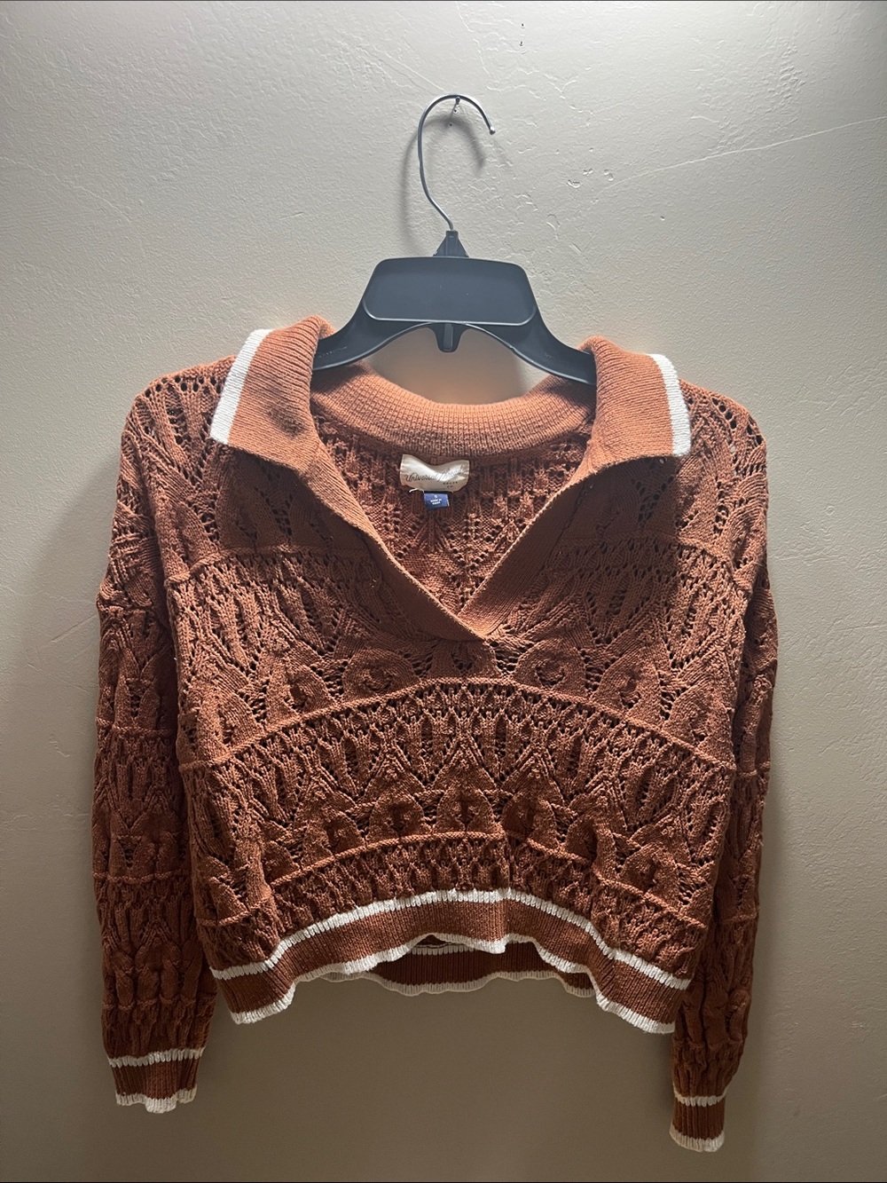 Universal Thread Cropped Rust V-Neck Openwork Sweater with White Trim